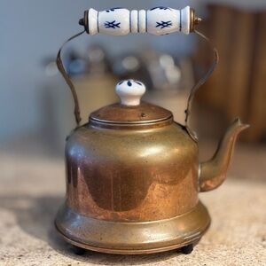 Copper Kettle vintage, white and blue porcelain accents